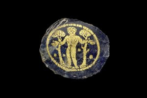Medaille met baardloze, kortgeknipte naakte figuur tussen twee bomen, 3e-4e eeuw na Chr. (goud en glas)